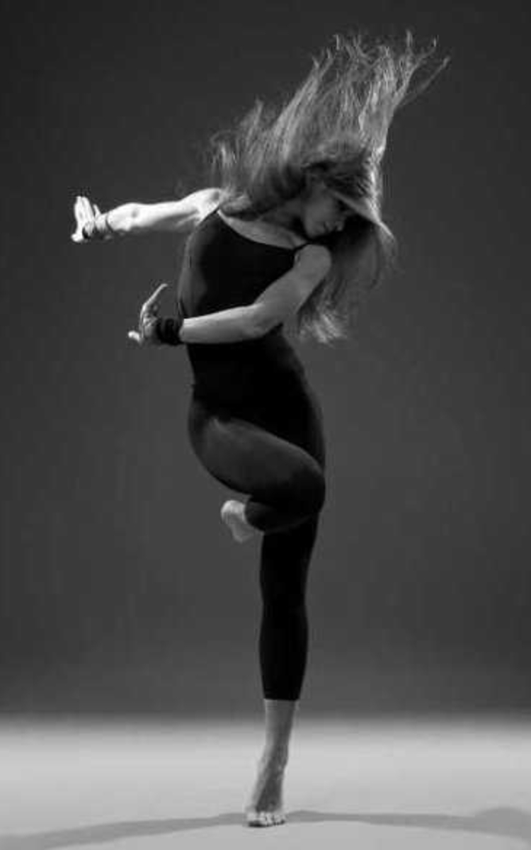 Danseuse en mouvement exécutant une figure de modern jazz dans un studio