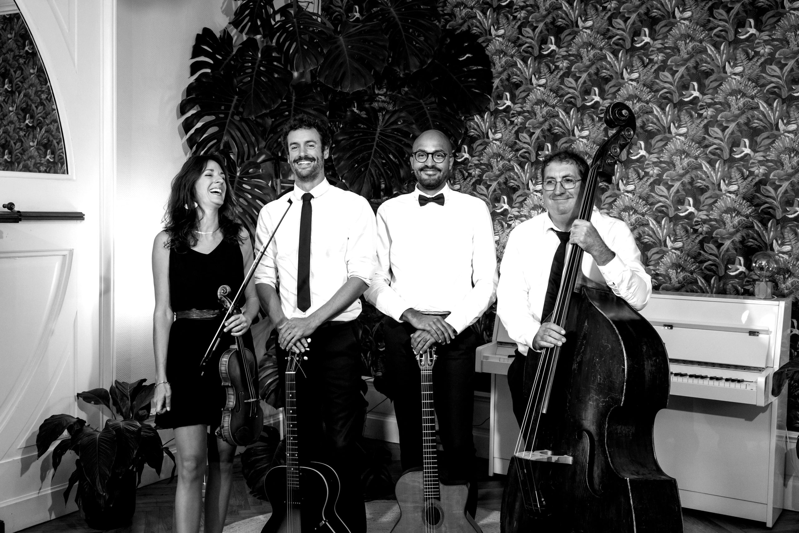 Groupe de jazz manouche sur scène