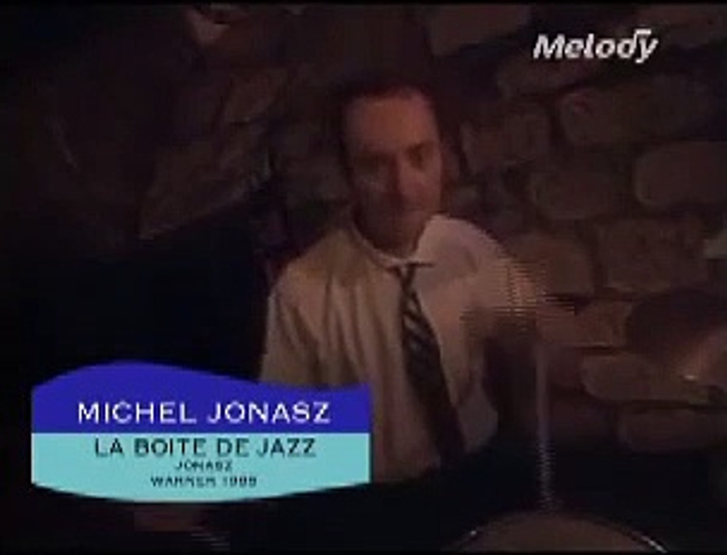 Michel Jonasz interprétant 'La Boîte de Jazz' sur scène