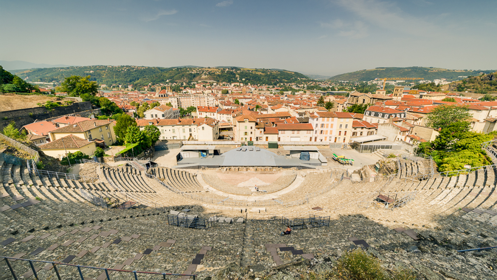 Vue panoramique du Théâtre antique de Vienne avec ses gradins et la scène, symbole du patrimoine romain en Isère.